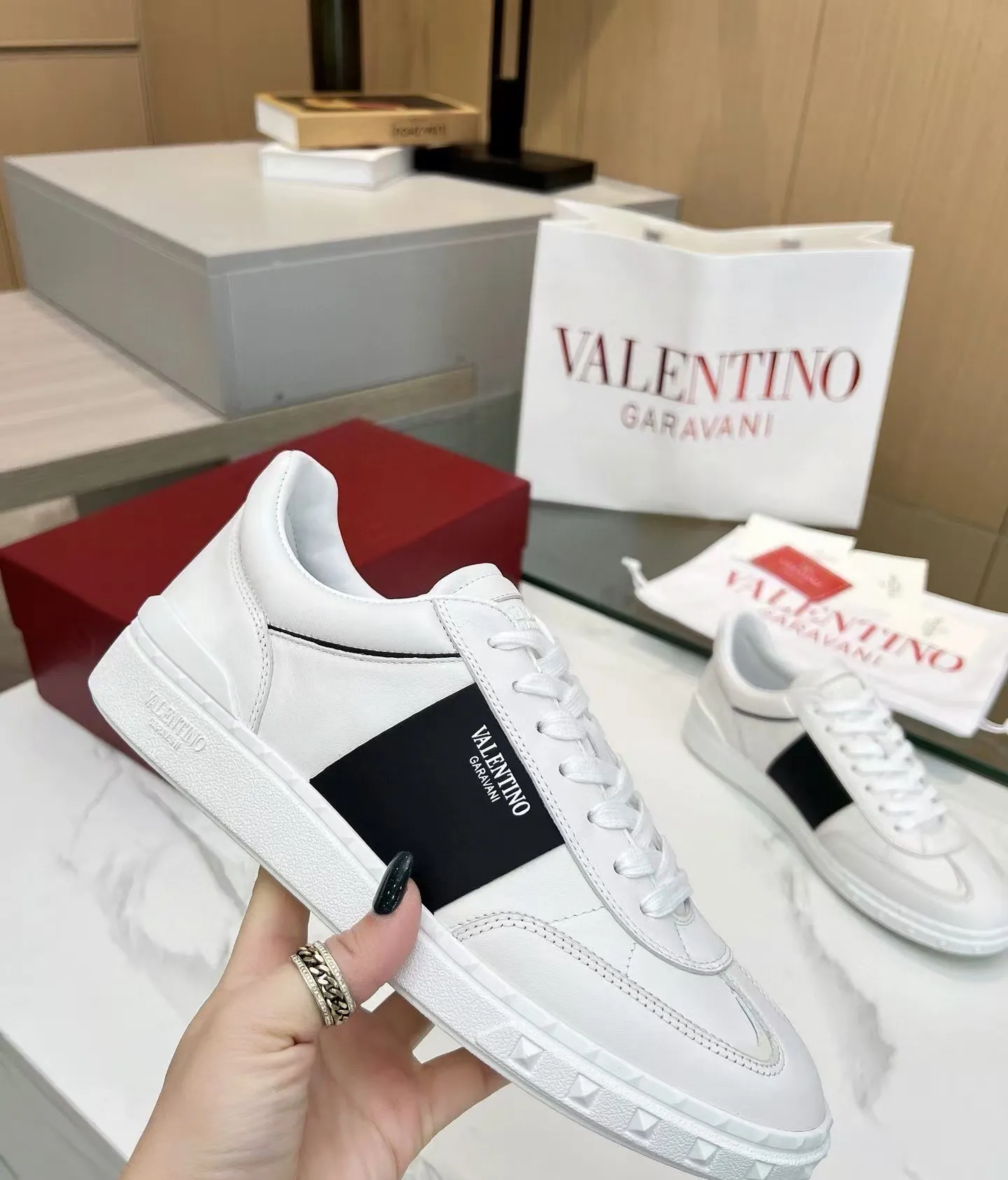 Men's men's shoes 💰440 [New style] 🐡🐡Original quality Top version on the market VALENTINO (Valentino) 2023 latest fashion week catwalk [couples 👫 style], unique design, fashionable people specialize in thin feet 🔥A fashion product of Baita [strong] Fabric: The toe is made of high mercerized triangular grain cowhide and A-grade full-grain cowhide tower, original lasting process Inner lining: cowhide lining + PU hanging mesh feet, heel and tongue decorated with VaIentin* shallow relief oversized rivets Size: 38-44 (45 can be customized